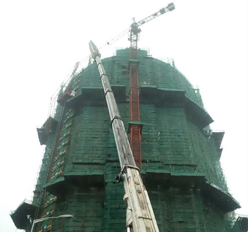 南京吊车在工地上作业